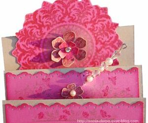 Une carte et son épingle à chapeau