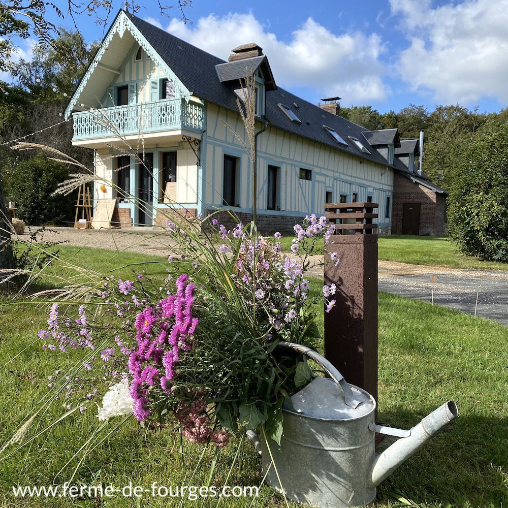 mariage champêtre en normandie au domaine de la ferme de fourges, ancien corps de ferme réhabilité avec 30 couchages