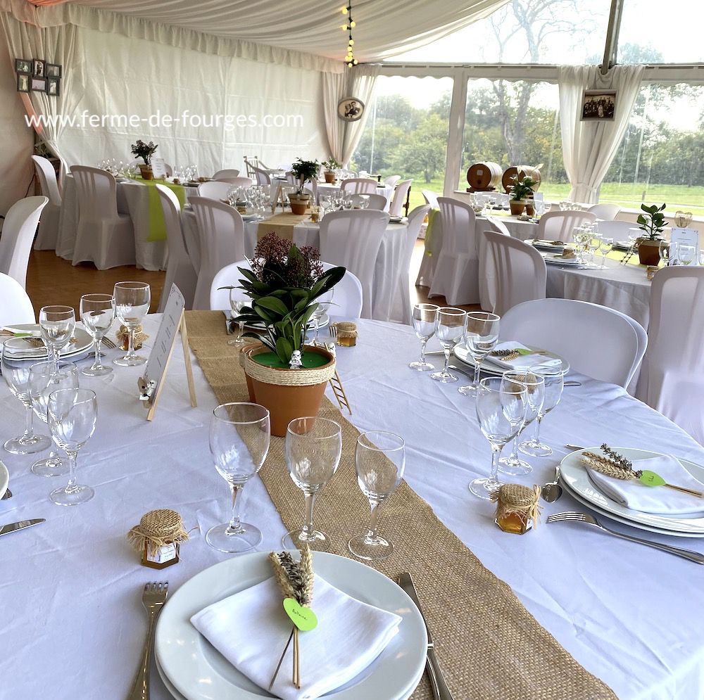 repas champêtre dans une barnum tente de réception en normandie au domaine de la ferme de fourges