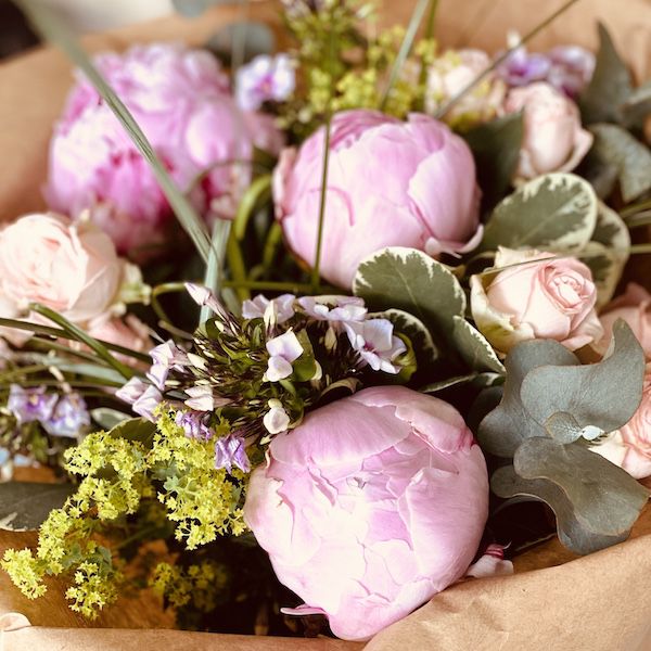 bouquet de fleurs naturelles avec des pivoines pour la fête des mères 